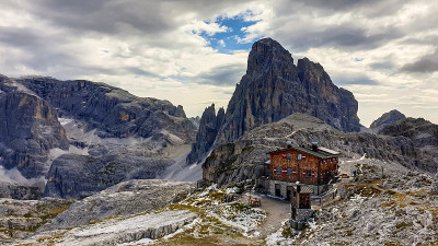 Oberbachernspitze -意大利白云石山谷的全景。有一个大的农舍在中间。