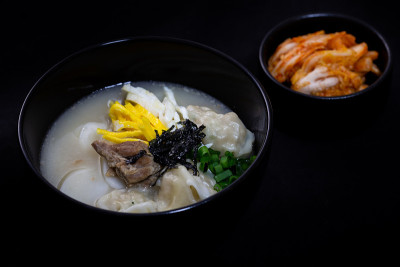 韩式年糕和饺子汤