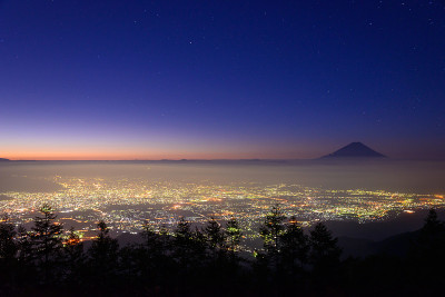 黎明时分，阜城和富士山的灯光