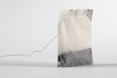 白色麻绳的茶包