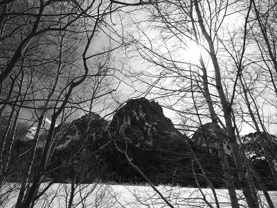 黑色和白色的高山