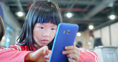 亚洲小孩玩手机
