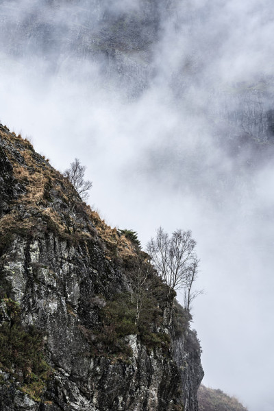 史诗般的冬季景观图像从侧Pike到Langdale Pike与低水平的云在山顶和忧郁的雾旋转