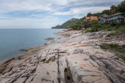 泰国苏梅岛查翁，海边的Ladkoh观景台，巨大的岩石海滩和美丽的海滨别墅。