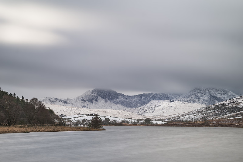 美丽的冬季景观图片，在斯诺登尼亚国家公园的林诺Mymbyr以雪山为背景