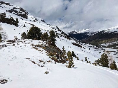 冬天春天在瑞士山脉附近的恩加丁在fluela pass。绿色fluelatal davos klos