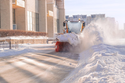 一场大雪过后，吹雪机在街上工作
