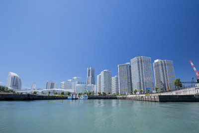 从海上眺望横滨地标塔周围