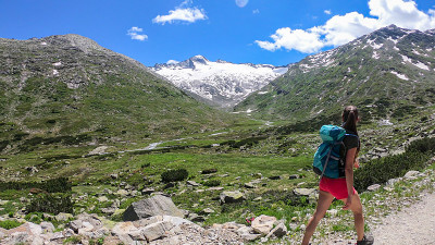 Arlhöhe -一个在奥地利阿尔卑斯山徒步旅行的女人