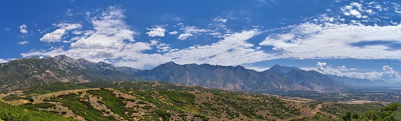 全景景观从特拉弗斯山的普罗沃，犹他州县，犹他州湖和瓦萨奇前落基山脉，和云景。美国犹他州。