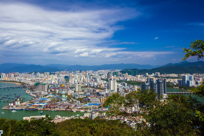 从鹿回头公园俯瞰城市全景。