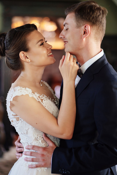 室内幸福的新婚夫妇的肖像。活动策划人服务。
