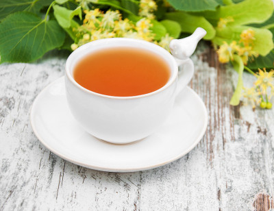 一杯有菩提花的花草茶
