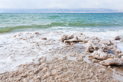死海海滩上的结晶盐