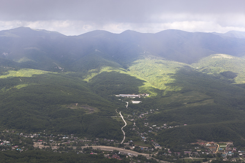 Aderbievka村和大高加索山脉的景色