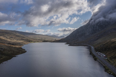 在斯诺登尼亚国家公园，沿着Ogwen vslley的秋季景观图像与忧郁的天空和山脉