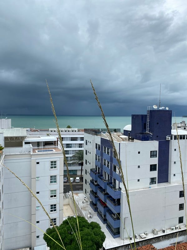 卡波布兰科住宅区的一个雨天