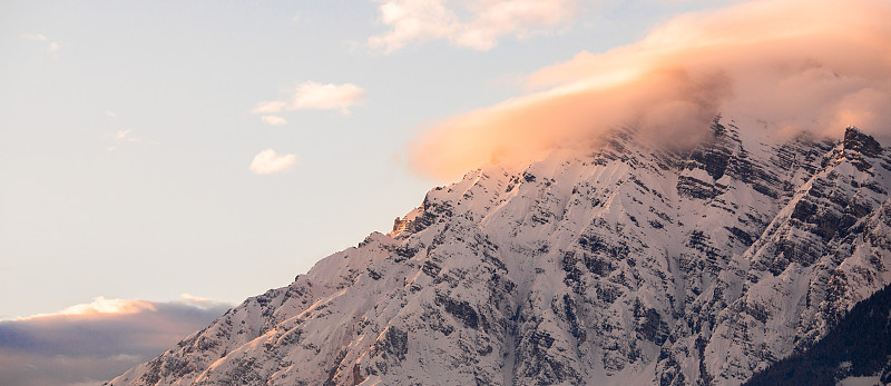 田园诗般的雪山山峰，冬日夕阳，风景，阿尔卑斯山，奥地利