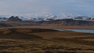 令人惊叹的雪山Mýrdalsjökull冰川崎岖的山麓，覆盖着Katla火山，在傍晚的阳光下从冰岛南