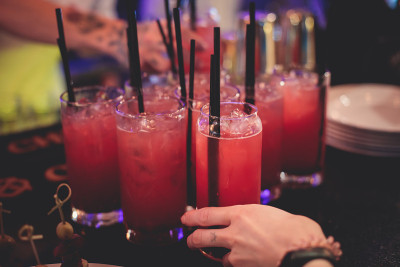观景酒席宴会桌上的酒精设置，派对上一排排的红色酒精鸡尾酒、马提尼、伏特加、喷雾等酒席宴会桌上的装饰活