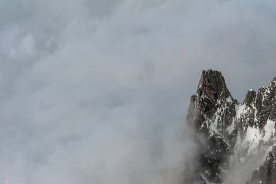 一个山峰从厚厚的云层中出现
