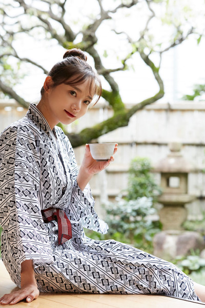 一个年轻的亚洲女人正在日本传统旅馆放松