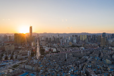 鸟瞰日落中的昆明城市景观