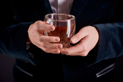 茶师端着一杯刚煮好的凉茶