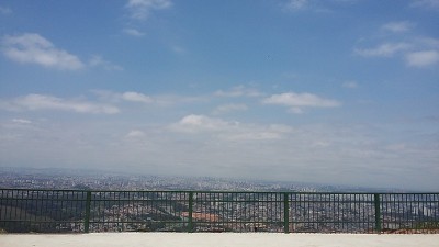 铁栅栏下的天空