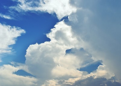 蓝天上的灰云形成，雨云移动，雨云出现