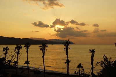 日本爱美岛海滩上的日落景观