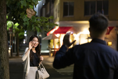 男男女女晚上在市中心见面