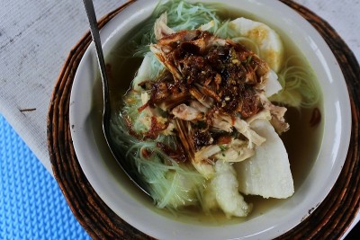 巴厘岛的“soto ayam”使用赖土帕，不同于其他地区使用大米。