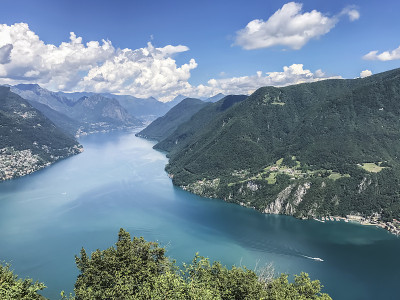 山湖蓝色。群山之间的湖面