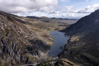 在斯诺登尼亚国家公园，沿着Ogwen vslley的秋季景观图像与忧郁的天空和山脉