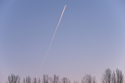 黄昏时天空中的飞机