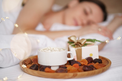 礼物，咖啡和甜美的睡眠女人