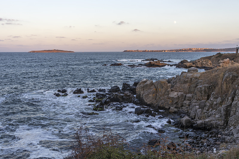 保加利亚切尔诺雷特海岸线上的岩石日落海景