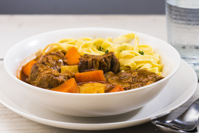 炖牛肉配意大利面