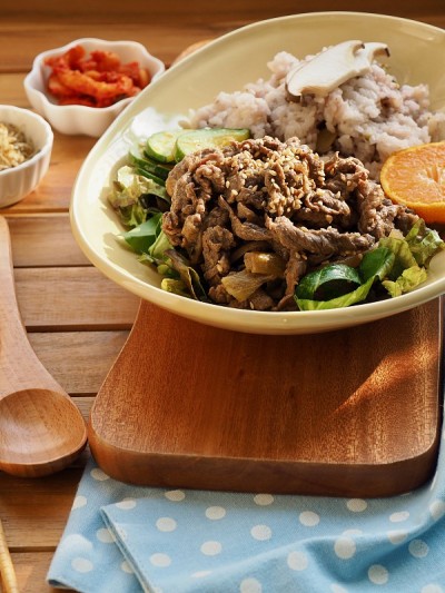 韩国传统食物牛肉烤肉配米饭