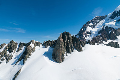 顶视图岩石山与蓝天与雪，新西兰