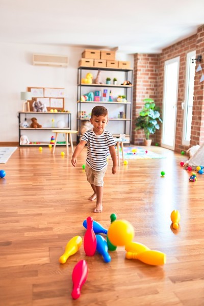 漂亮的幼童在幼儿园打保龄球