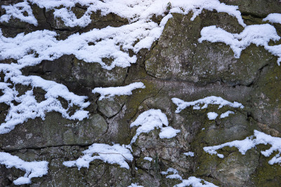 抽象背景的石墙与雪