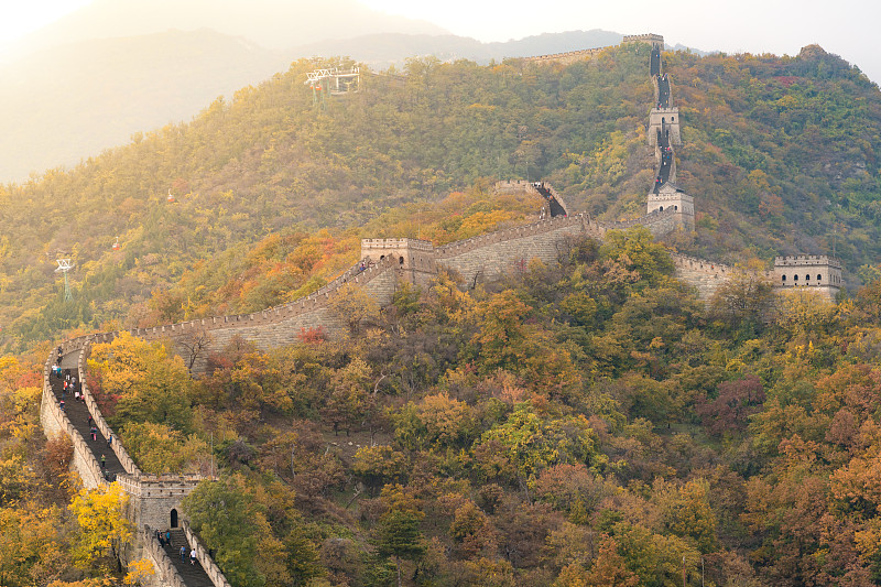 中国长城远观压缩塔和城墙段秋季在北京附近的山区中国古代防御军事地标北京，中国。