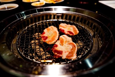 生牛肉片烧烤或日式烧肉片