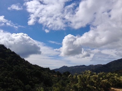 加利福尼亚的圣莫尼卡山，有着引人注目的云景