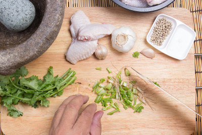 厨师用刀切香菜