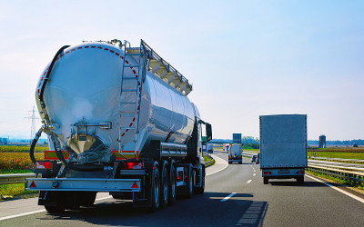 波兰高速公路上的油罐车