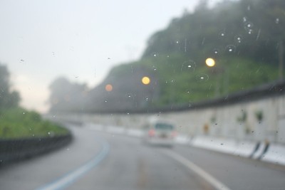 模糊的道路在山上与雨滴的前景