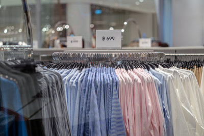 出售模拟广告展示架设置在服装线在购物百货商店购物，商业时尚和广告概念